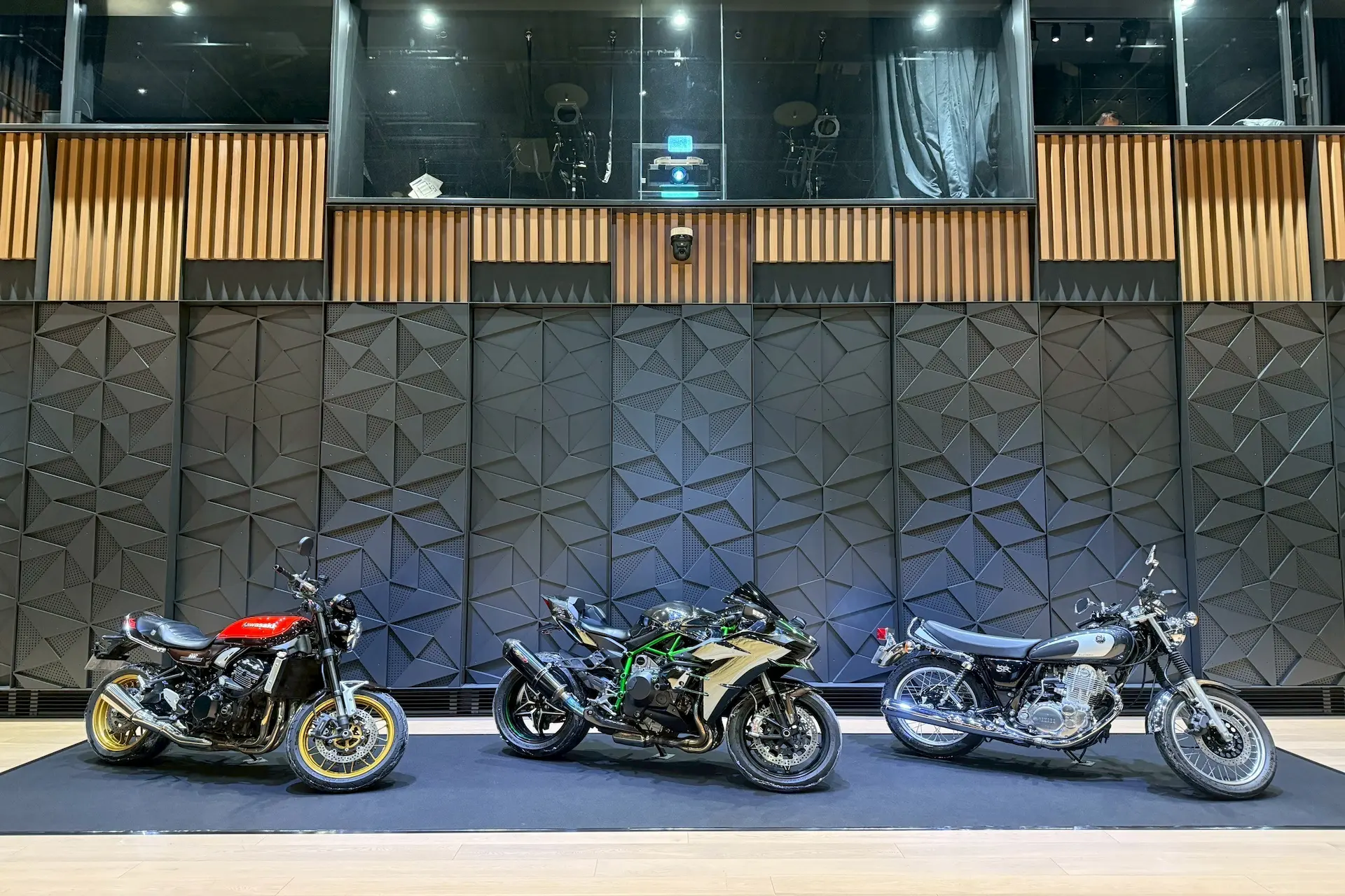 入社式 × バイク展示による空間演出